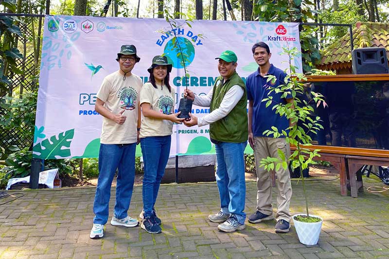 ABC Lanjutkan Program Penanaman 1.000 Pohon Guna Mendukung Konservasi Hutan dan Daerah Tangkapan Air di Jawa Timur. FOTO : Tim Media