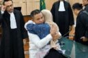 Gubernur Riau nonaktif, Abdul Wahid, memeluk erat istrinya, Henny Sasmita, sesaat setelah Majelis Hakim Pengadilan Tipikor Pekanbaru membacakan vonis 2 tahun penjara atas kasus dugaan korupsi anggaran Dinas PUPR-PKPP Riau. (Foto: Dok. Istimewa/detik.com)