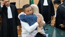 Gubernur Riau nonaktif, Abdul Wahid, memeluk erat istrinya, Henny Sasmita, sesaat setelah Majelis Hakim Pengadilan Tipikor Pekanbaru membacakan vonis 2 tahun penjara atas kasus dugaan korupsi anggaran Dinas PUPR-PKPP Riau. (Foto: Dok. Istimewa/detik.com)
