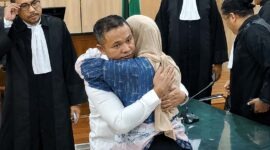 Gubernur Riau nonaktif, Abdul Wahid, memeluk erat istrinya, Henny Sasmita, sesaat setelah Majelis Hakim Pengadilan Tipikor Pekanbaru membacakan vonis 2 tahun penjara atas kasus dugaan korupsi anggaran Dinas PUPR-PKPP Riau. (Foto: Dok. Istimewa/detik.com)