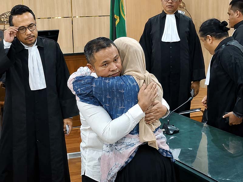 Gubernur Riau nonaktif, Abdul Wahid, memeluk erat istrinya, Henny Sasmita, sesaat setelah Majelis Hakim Pengadilan Tipikor Pekanbaru membacakan vonis 2 tahun penjara atas kasus dugaan korupsi anggaran Dinas PUPR-PKPP Riau. (Foto: Dok. Istimewa/detik.com)