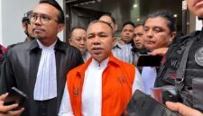 Gubernur Riau Ninaktif Abdul Wahid memberikan keterangan kepada awak media usai menjalani sidang pembacaan putusan di Pengadilan Tipikor pada Pengadilan Negeri Pekanbaru, Kamis (30/7/26). (Foto: Dok. Istimewa/detik.com)