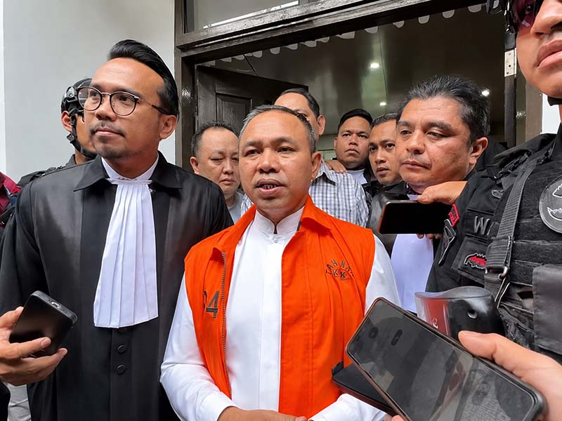 Gubernur Riau Ninaktif Abdul Wahid memberikan keterangan kepada awak media usai menjalani sidang pembacaan putusan di Pengadilan Tipikor pada Pengadilan Negeri Pekanbaru, Kamis (30/7/26). (Foto: Dok. Istimewa/detik.com)