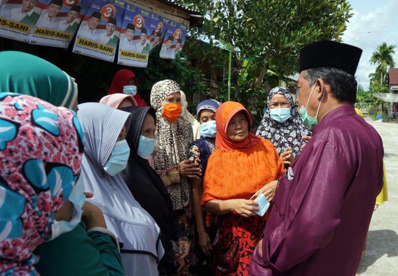 FOTO : Calon Wakil Gubernur Jambi nomor urut 3, Abdullah Sani bersilaturahmi dengan Warga Parit Deli, Kecamatan Kuala Betara, Rabu (11/11/20).