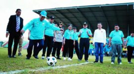 Wagub Abdullah Sani Melakukan Tendangan Tanda Membukan Gubernur Cup 2023, di Stadion SMB Muara Tebo. Foto : Sidakpost.