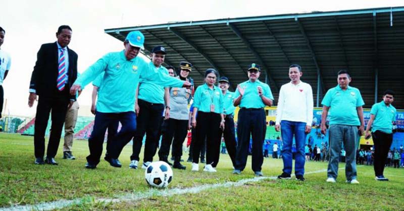 Wagub Abdullah Sani Melakukan Tendangan Tanda Membukan Gubernur Cup 2023, di Stadion SMB Muara Tebo. Foto : Sidakpost.