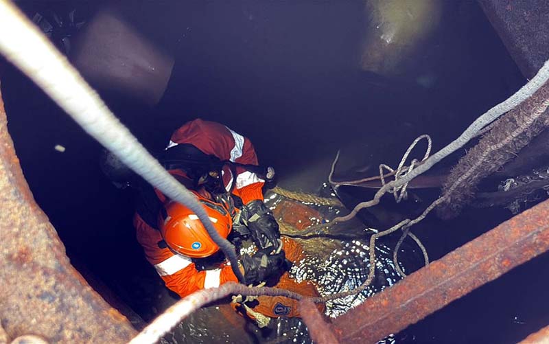 Personel Tim SAR Gabungan mengenakan peralatan khusus Confined Space Rescue (CSR) saat mengevakuasi korban yang terjebak di dalam palka Tongkang KM TS Daya Niaso di aliran Sungai Batanghari, Kawasan Niaso, Kabupaten Muaro Jambi, Rabu (20/05/2026). Tiga orang pekerja dilaporkan meninggal dunia akibat diduga menghirup gas beracun di dalam lambung kapal tersebut. (Foto: Dok. Basarnas Jambi)