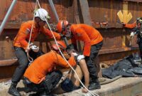 Personel Kantor SAR Jambi memberikan pertolongan darurat kepada pekerja yang berhasil diangkat dari palka tongkang KM TS Daya Niaso di Kawasan Niaso, Muaro Jambi, Rabu (20/5). Korban bersama dua rekan lainnya diduga kuat mengalami keracunan karbon atau gas berbahaya di dalam lambung kapal tersebut. (FOTO : Dok. Humas Kantor SAR Jambi)