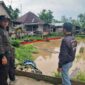 Kapolsek Pengabuan AKP Edi Purnawan, SH bersama Anggota Saat Mengecek Kejadian Longsor. FOTO : Humas RES TJB