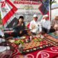 Bupati H. Anwar Sadat dan Rombongan menikmati minuman yang ditawarkan Gapura Kopi beramal, Jum'at (16/9/22). FOTO : Ardy