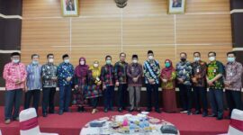 FOTO : Bupati KH. Anwar Sadat Saat Menerima Notulen Pemeriksaan Keuangan Daerah Kabupaten Tanjung Jabung Barat dari Tim BKP Perwakilan Jambi, Kamis (01/04/21).