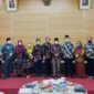 FOTO : Bupati KH. Anwar Sadat Saat Menerima Notulen Pemeriksaan Keuangan Daerah Kabupaten Tanjung Jabung Barat dari Tim BKP Perwakilan Jambi, Kamis (01/04/21).