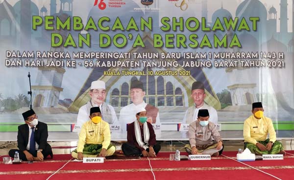 Pemerintah Kabupaten Tanjung Jabung Barat menggelar Pembacaan Sholawat dan Doa Bersama di Masjid Syekh Utsman Tungkali, Selasa (10/08/21). FOTO : ZN
