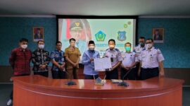 Bupati Tanjab Barat Drs. H. Anwar Sadat, M.Ag bersama Wakil Direktur PDTI-STTD Dr. Made Suraharta melakukan Penandatanganan Addendum Kerjasama antara Pemkab Tanjab Barat dan STTD di Ruang Rektorat STTD Bekasi, Senin (23/5/22)