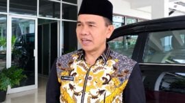 Dr. H. Adirozal, M.Si. adalah mantan Bupati Kerinci dua periode (2014–2024) yang berpotensi menjadi calon legislatif pengganti (PAW) untuk almarhum H. A. Bakri HM di DPR RI. (FOTO : Dok. rri.co.id)