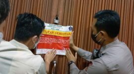 Petugas Gabungan Polresta Jambi, Satpoll PP dan Satgas Covid-19 Memasang Segel Penutupan Sementara De'Tones by Afgan Family Karaoke di Jalan Kolonel Abunjani, Simpang III Sipin, Kecamatan Kotabaru, disegel tim gabungan, Sabtu malam (19/3/2022)