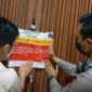 Petugas Gabungan Polresta Jambi, Satpoll PP dan Satgas Covid-19 Memasang Segel Penutupan Sementara De'Tones by Afgan Family Karaoke di Jalan Kolonel Abunjani, Simpang III Sipin, Kecamatan Kotabaru, disegel tim gabungan, Sabtu malam (19/3/2022)