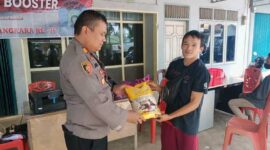 Kapolsek Kumpeh Ulu AKP Agus A Purba, SH, MH Saat Menyerahkan Sembako kepada Salah Satu Peserta vaksinasi. FOTO : Noval.