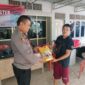 Kapolsek Kumpeh Ulu AKP Agus A Purba, SH, MH Saat Menyerahkan Sembako kepada Salah Satu Peserta vaksinasi. FOTO : Noval.