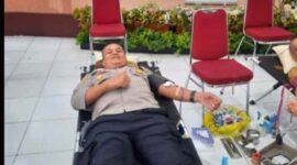 Kapolsek Kumpeh Ulu AKP Agus A Purba, SH, MH Saat Donor Darah di Polres Muaro Jambi. FOTO : Noval