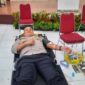 Kapolsek Kumpeh Ulu AKP Agus A Purba, SH, MH Saat Donor Darah di Polres Muaro Jambi. FOTO : Noval
