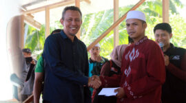 FOTO : Sekda Tanjab Barat Ir. H. Agus Sanusi serahkan donasi hasil Penggalangan Donasi Peduli Madrasah (PDPM) Madrasah Ibtidaiyah di Parit 9 Desa Tungkal Satu, Sabtu (25/01/20)