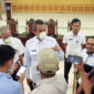 FOTO : Sekda Ir. H. Agus Sanusi, M.Si didampingi Jubir GT Covid-19 H. Taharuddin saat menggelar konferensi pers dengan awak media di Gedung Bali Pertemuan, Rabu (08/04/20).