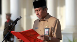 FOTO : Sekda Tanjab Barat Ir. H. Agus Sanusi, M.Si memimpin upacara gabungan TNI, Polri, dan ASN Pemkab Tanjab Barat di Halaman Kantor Bupati, Senin (17/02/20).