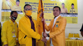 FOTO : Penyerahkan Bendera Golkar Kepada Ahmad Jahfar, SH Usai Muda di Sekretariat DPD I Partai Golkar Provinsi Jambi di Kota Jambi, Sabtu (15/08/20).