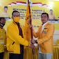 FOTO : Penyerahkan Bendera Golkar Kepada Ahmad Jahfar, SH Usai Muda di Sekretariat DPD I Partai Golkar Provinsi Jambi di Kota Jambi, Sabtu (15/08/20).