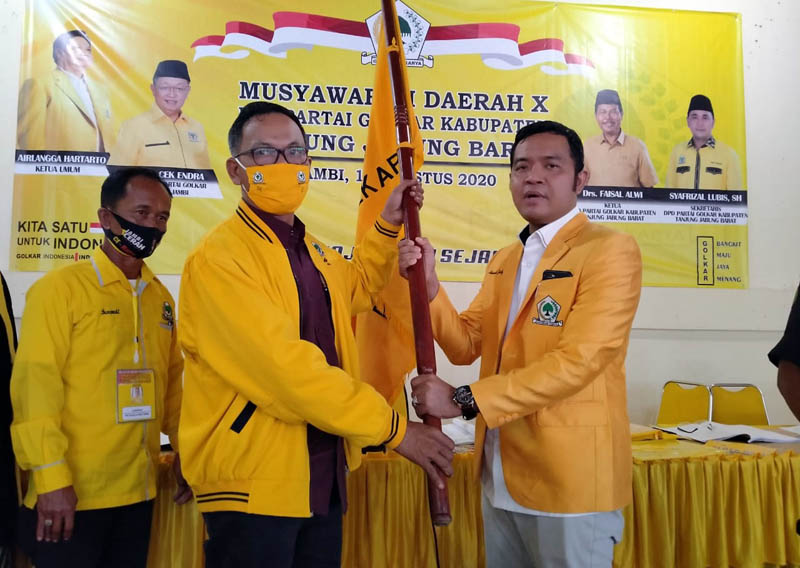 FOTO : Penyerahkan Bendera Golkar Kepada Ahmad Jahfar, SH Usai Muda di Sekretariat DPD I Partai Golkar Provinsi Jambi di Kota Jambi, Sabtu (15/08/20).