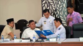 Ahmad Jahfar (Duduk) Saat Hadir pada Rapat Pembahasan terkait Batas Daerah Kabupaten Tanjab Barat dengan Tanjab Timur yang digelar oleh Ditjen Bina Administrasi Kewilayahan Kementerian Dalam Negeri di Jakarta, Rabu (31/5/23). FOTO : Ist