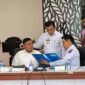 Ahmad Jahfar (Duduk) Saat Hadir pada Rapat Pembahasan terkait Batas Daerah Kabupaten Tanjab Barat dengan Tanjab Timur yang digelar oleh Ditjen Bina Administrasi Kewilayahan Kementerian Dalam Negeri di Jakarta, Rabu (31/5/23). FOTO : Ist