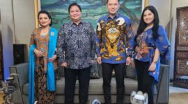 AHY dan Istri saat Silaturahmi ke kediaman Airlangga bersama Istri di Komplek Widya Chandra 3, Nomor 6, Jakarta Selatan, Sabtu, (7/5/22). FOTO : Ist