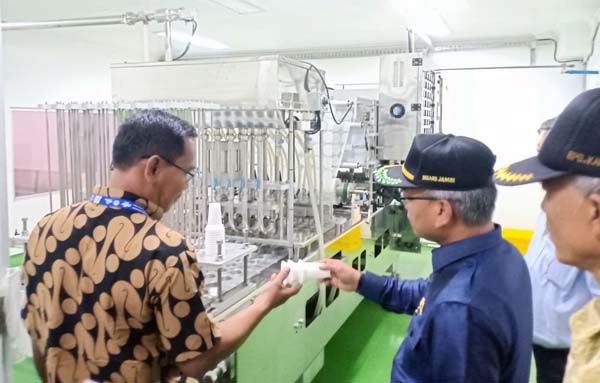 Anggota Anggota DPRD Muaro Jambi Aidi Hatta, S.Ag dari Fraksi PAN Saat Kunjungan ke PT Afresh Indonesia Terkait Rencana Produksi The Gelas di Kumpeh Kasang Pudak, Senin (6/12/21). FOTO : Noval