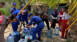 Kegiatan Bakti Sosial Pembagian Air Bersih di Kuala Tungkal, Selasa (13/9/23). FOTO : Humas
