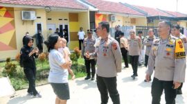 Kapolda Jambi Irjen Pol Rusdi Hartono  saat di Perumahan Villa Cendana Asri, RT 39, Kelurahan Bakung Jaya, Kecamatan Paal Merah, Kota Jambi, Senin (11/9/23). FOTO : HMS