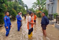 Tim SAR Ditpolairud Polda Jambi Turun Lakukan Evakuasi di Lokasi Banjir. [FOTO : Dhea]