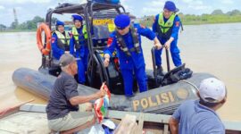 Ditpolairud Polda Jambi Berikan Bantuan Sembako pada Nelayan dan Jasa Perahu Penyeberangan. FOTO : Dhea