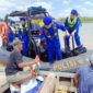 Ditpolairud Polda Jambi Berikan Bantuan Sembako pada Nelayan dan Jasa Perahu Penyeberangan. FOTO : Dhea