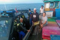 Anggota Ditpolairud Polda Jambi Saat Menghampiri Salah Satu Nelayan saat Patroli Laut. [FOTO : Ditpolairud Polda Jambi]