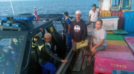 Anggota Ditpolairud Polda Jambi Saat Menghampiri Salah Satu Nelayan saat Patroli Laut. [FOTO : Ditpolairud Polda Jambi]