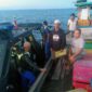 Anggota Ditpolairud Polda Jambi Saat Menghampiri Salah Satu Nelayan saat Patroli Laut. [FOTO : Ditpolairud Polda Jambi]