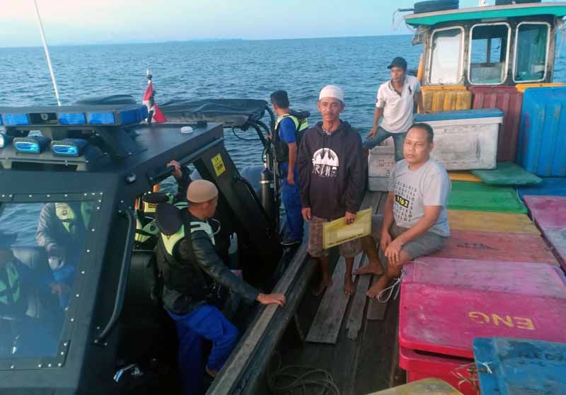 Anggota Ditpolairud Polda Jambi Saat Menghampiri Salah Satu Nelayan saat Patroli Laut. [FOTO : Ditpolairud Polda Jambi]