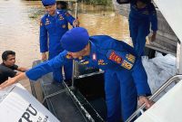 Akibat Banjir Kotak Suara Pemilu Diangkut Menggunakan Kapal Patroli Polairud Polda Jambi. [FOTO : P.I.D Polairud]