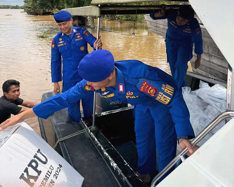 Akibat Banjir Kotak Suara Pemilu Diangkut Menggunakan Kapal Patroli Polairud Polda Jambi. [FOTO : P.I.D Polairud]