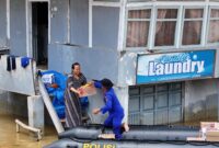 Personil Ditpolairud Berikan Bantuan Evakuasi dan Sembako Kepada Warga Terdampak Banjir di Kerinci. FOTO : Dhea/LT