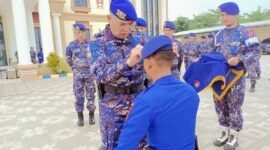 Direktur Ditpolairud Polda Jambi, Kombes Pol Michael Mumbunan Memasangkan Baret Kepada Salah Satu Bintara Remaja di Mako Ditpolairud Polda Jambi. Jumat (16/9/22). FOTO : Dhea.