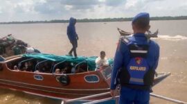 Anggota Sat Polairud Polres Tanjabbar Saat Memberikan Himbauan kepada para Nakhoda Speedboat Tidak Membawa Penumpang Berlebihan. FOTO : ISt