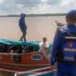 Anggota Sat Polairud Polres Tanjabbar Saat Memberikan Himbauan kepada para Nakhoda Speedboat Tidak Membawa Penumpang Berlebihan. FOTO : ISt